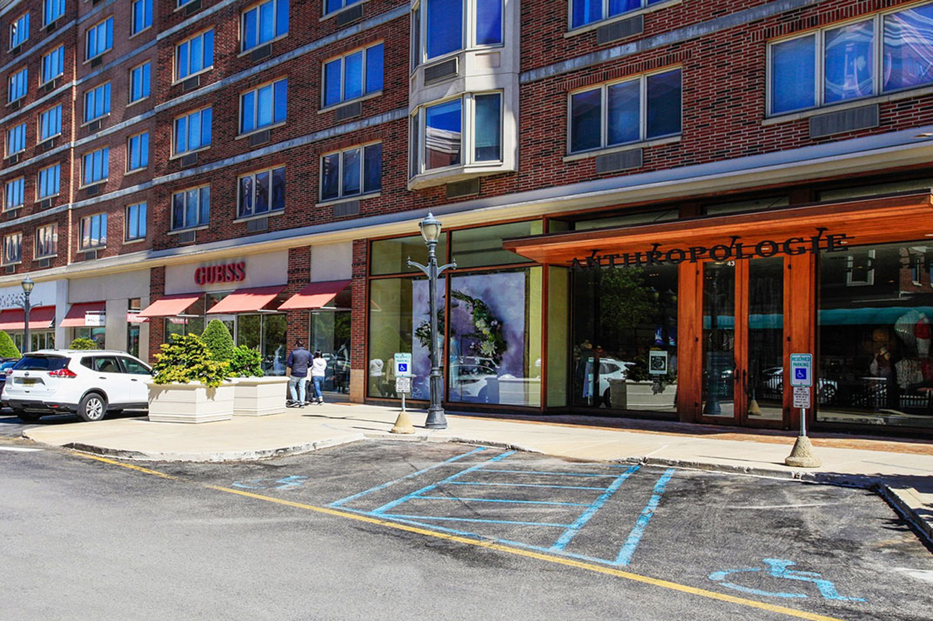 Shopping, Dining & Schools in Edgewater NJ River Club Apartments